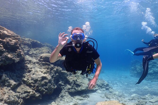 Introductory diving in small groups - Green Bay makes a sensible first setting