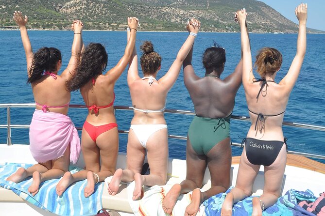 Ocean Blue | Blue Lagoon Morning - A crew that keeps the mood easy